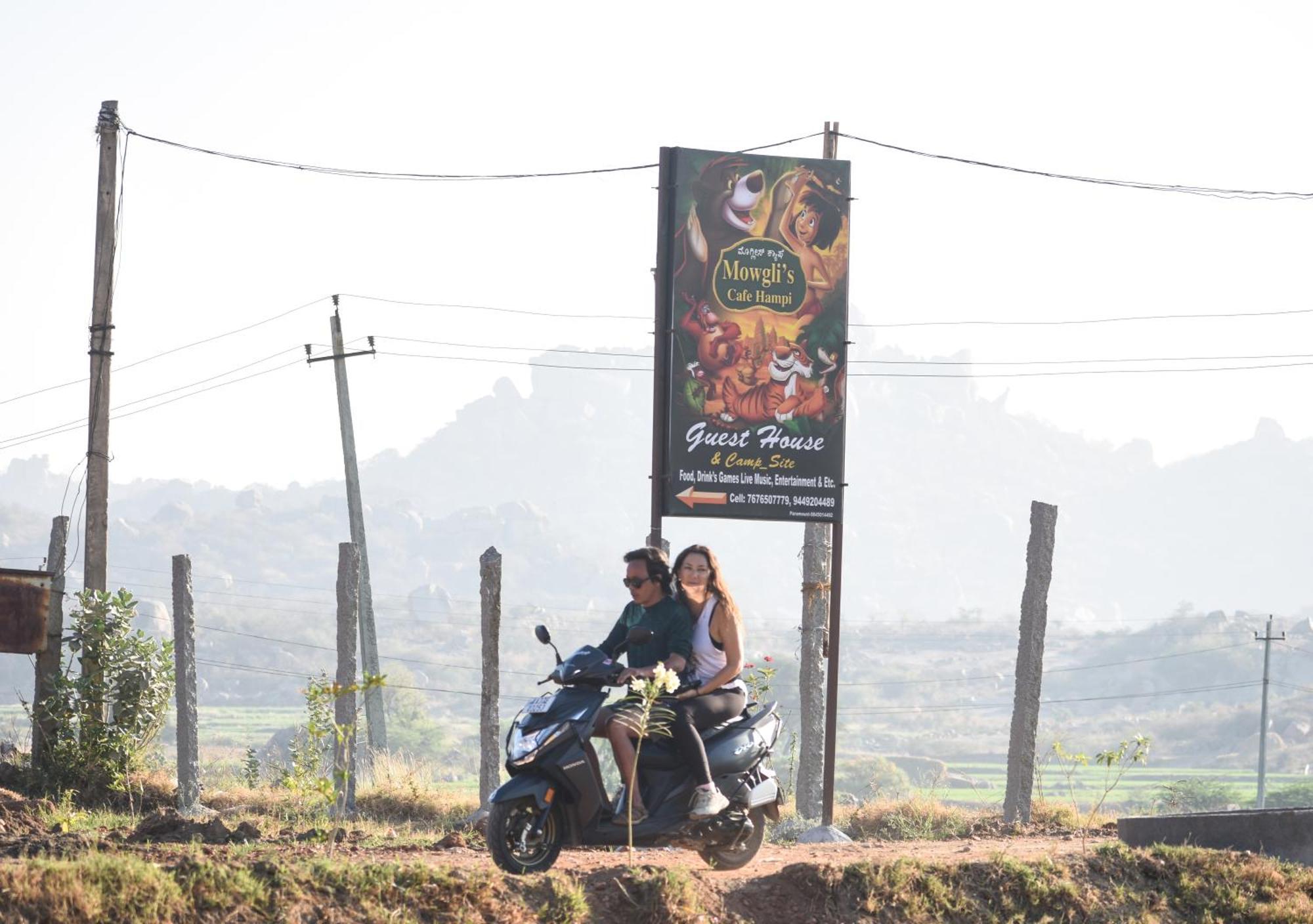 Mowgli'S Cafe Hampi & Guest House Bagian luar foto