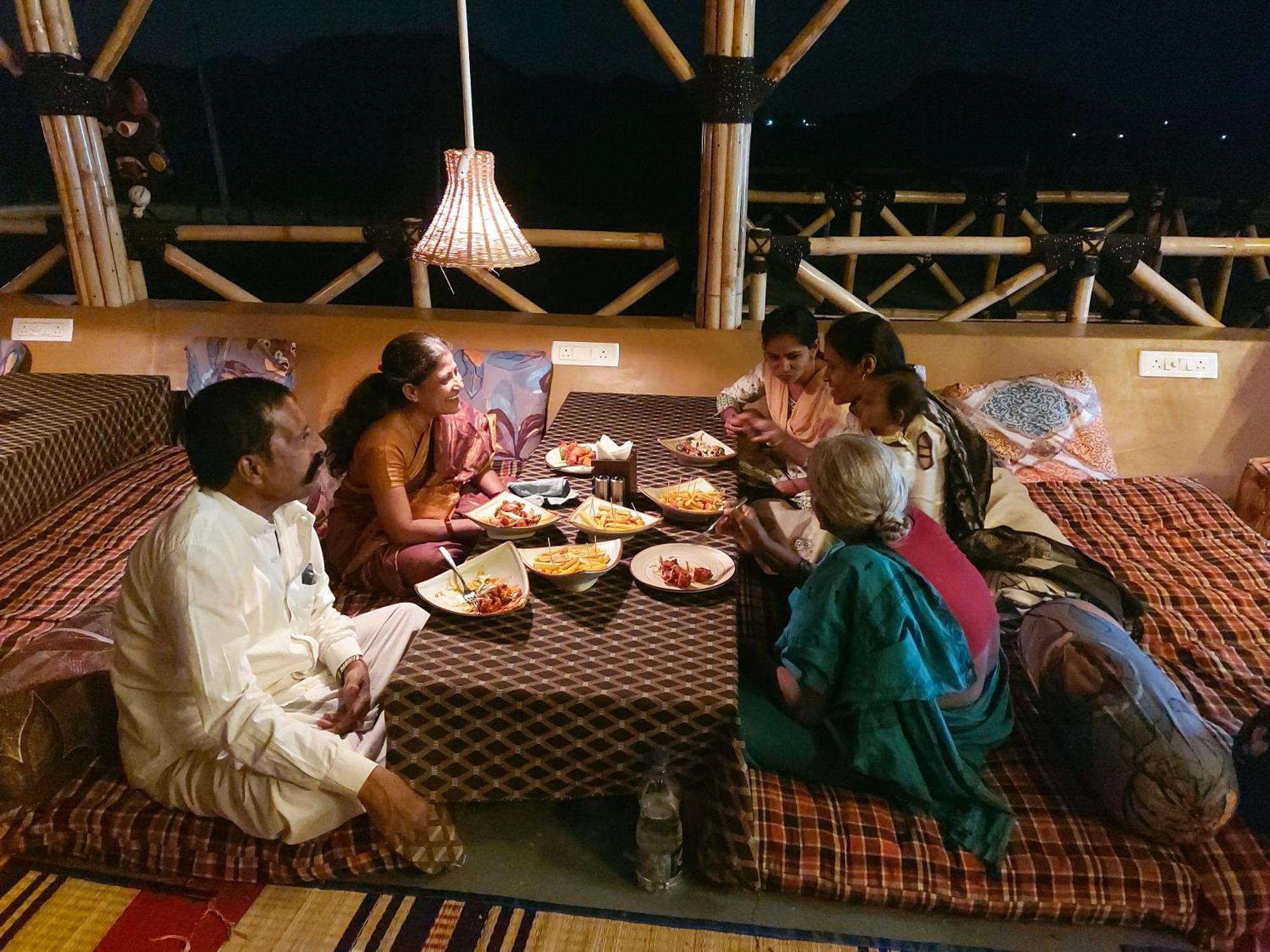 Mowgli'S Cafe Hampi & Guest House Bagian luar foto