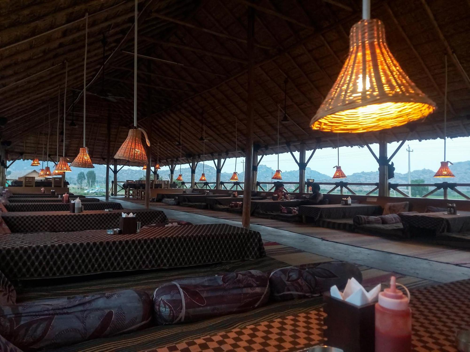 Mowgli'S Cafe Hampi & Guest House Bagian luar foto