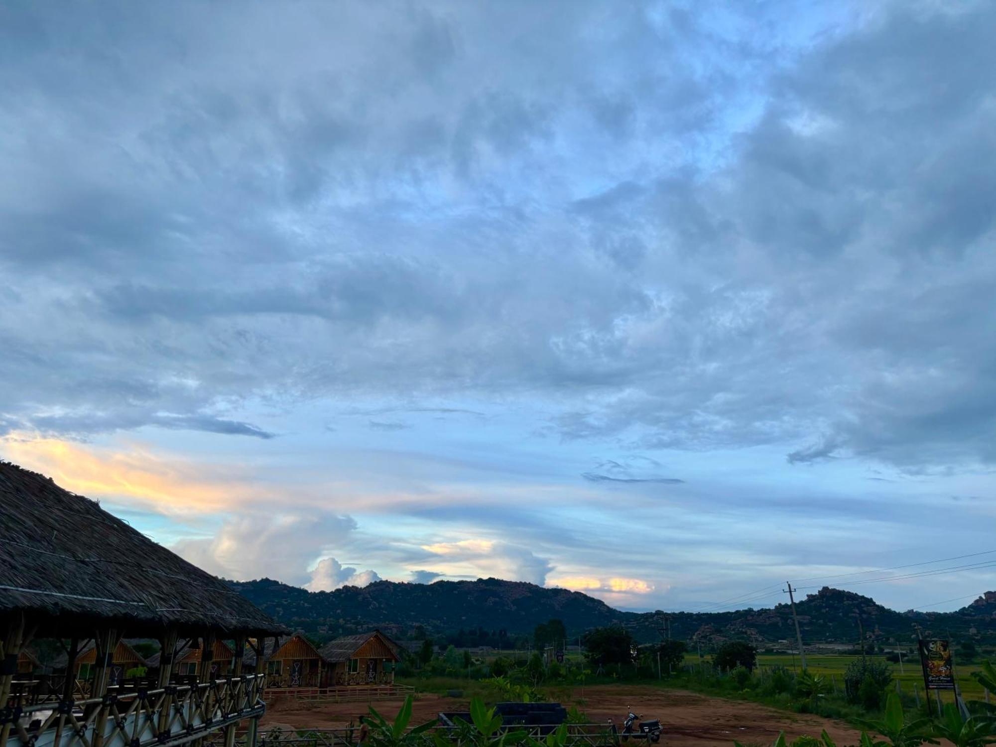 Mowgli'S Cafe Hampi & Guest House Bagian luar foto
