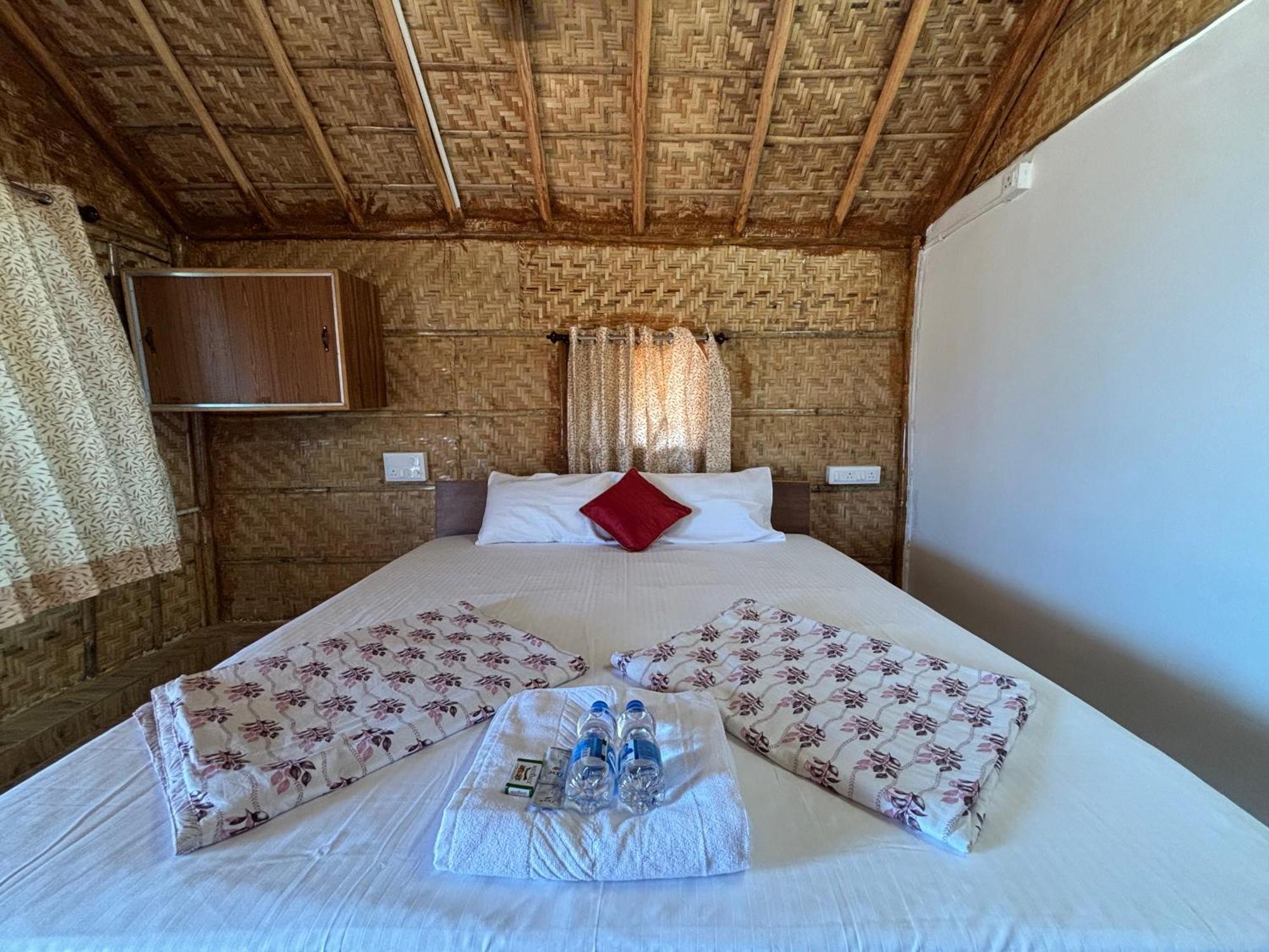 Mowgli'S Cafe Hampi & Guest House Bagian luar foto
