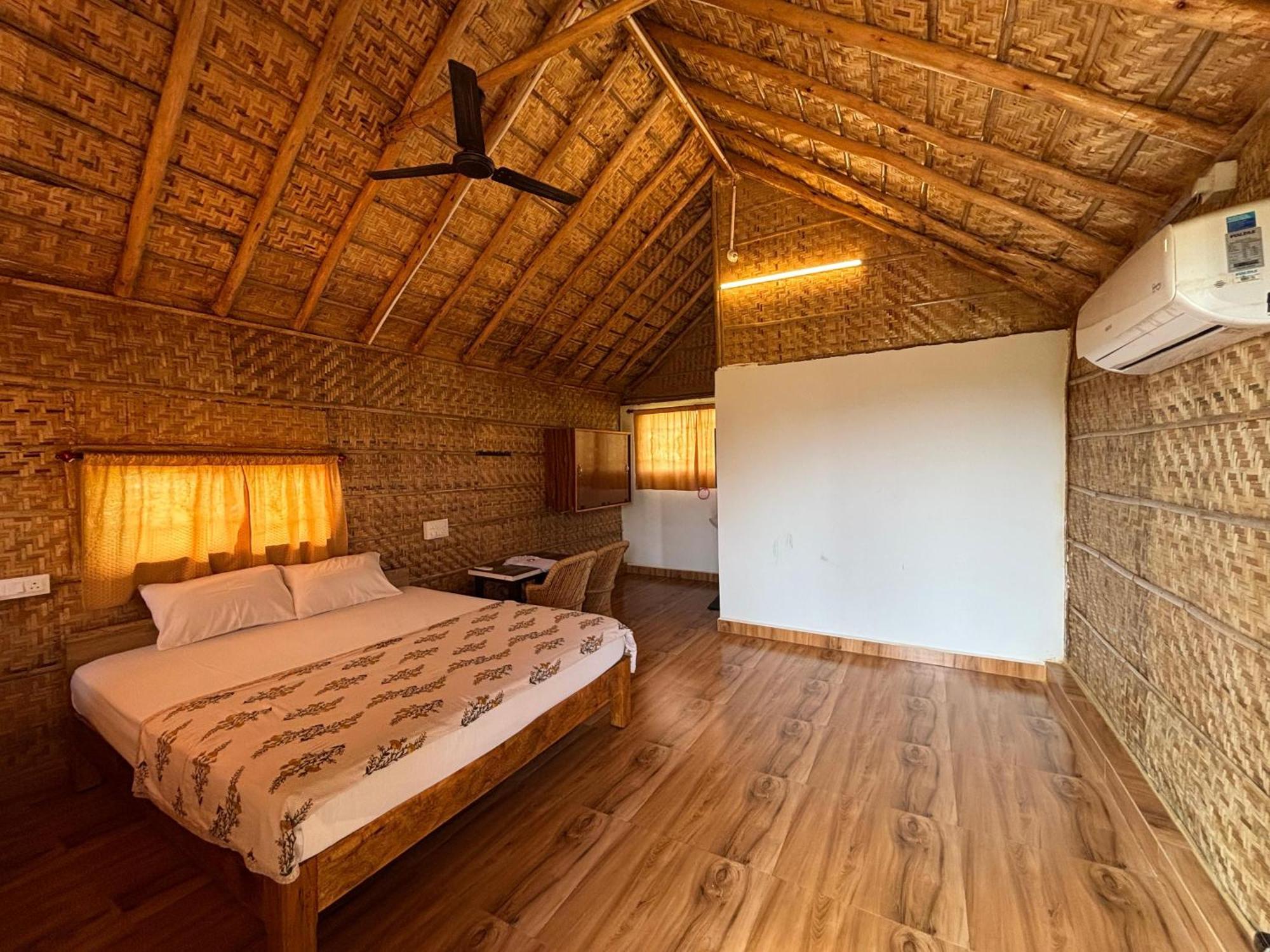 Mowgli'S Cafe Hampi & Guest House Bagian luar foto