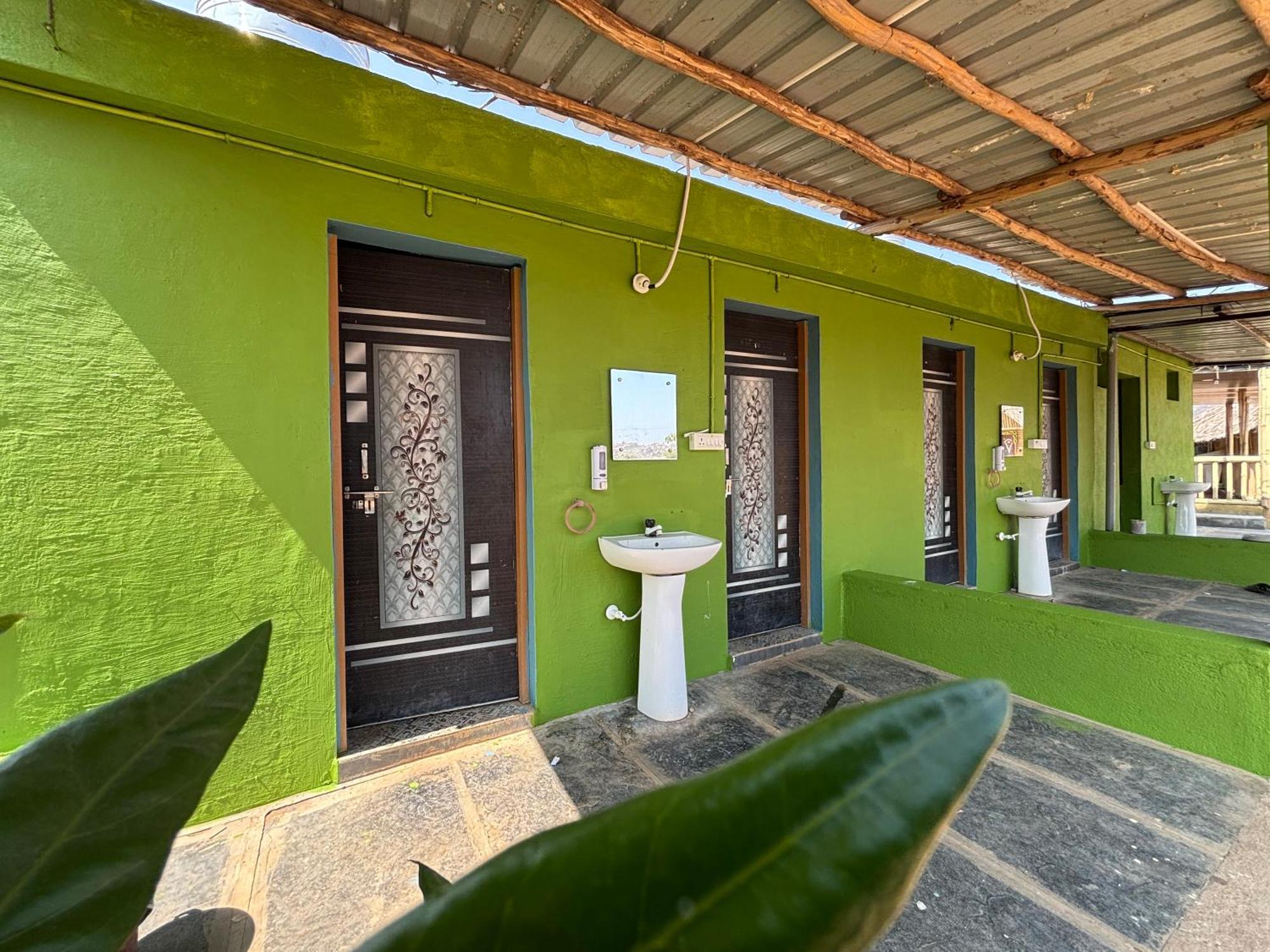 Mowgli'S Cafe Hampi & Guest House Bagian luar foto